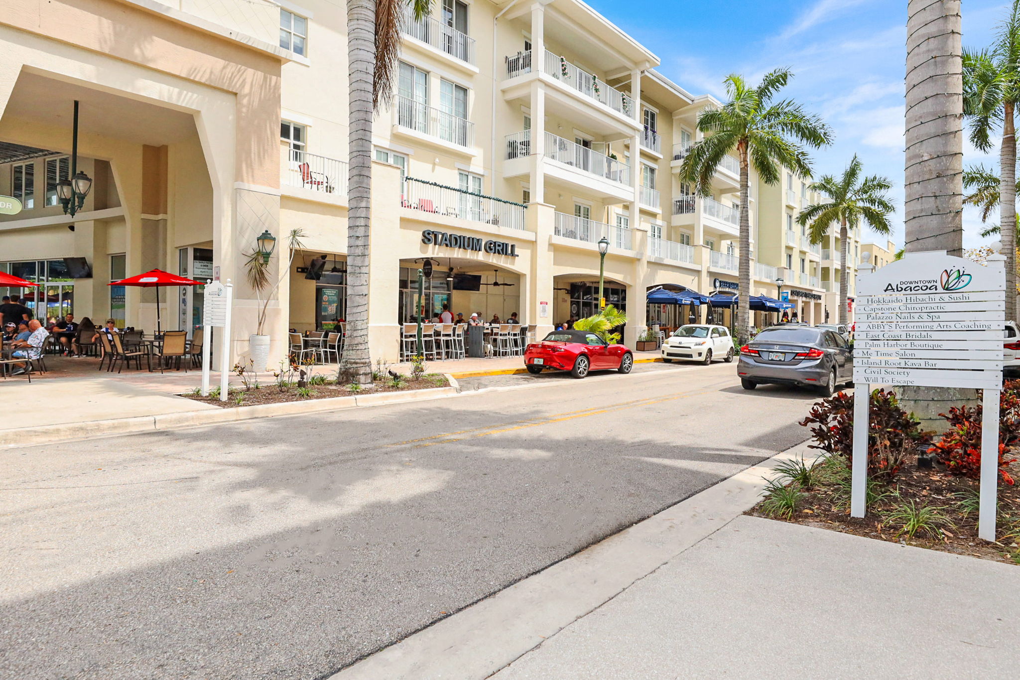 Dining along Downtown Abacoa